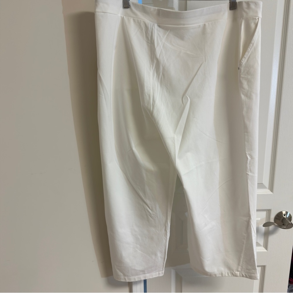 NWT Chico’s Weekend White Eyelet Wide Leg Capri Pants w/ pockets Size 4 (18-20) - Picture 4 of 14